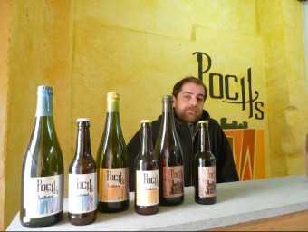 Francesc Casaponsa amb una mostra de tots els tipus de cervesa Poch's que elabora a la seva cerveseria. J.C
