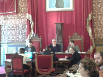 La nova mesa del ple de Tarragona, amb la incorporació del regidor del PP Alejandro Fernàndez al costat de l'alcalde, Josep Fèlix Ballesteros C.F