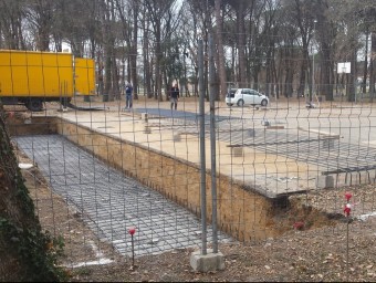 Una imatge dels primers treballs de cobriment de la pista esportiva del barri de Vallcanera, a Sils, dijous J. FERRER