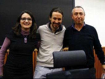 El líder de Podem, Pablo Iglesias, amb Mònica Oltra i Joan Baldoví, de Compromís, durant la reunió d'aquest divendres entre les dues formacions EFE