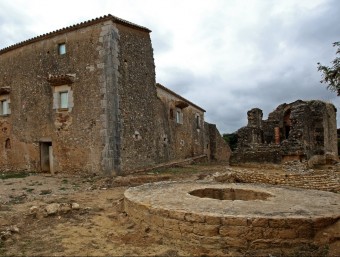 La masia renaixentista i l'església preromànica de Sant Miquel del jaciment LLUÍS SERRAT