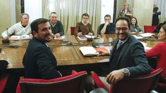 El diputat d'IU Alberto Garzón i el portaveu parlamentari del PSOE, Antonio Hernando (en primer pla), durant la reunió a quatre en la que també participen representants de Podem i Compromís EFE