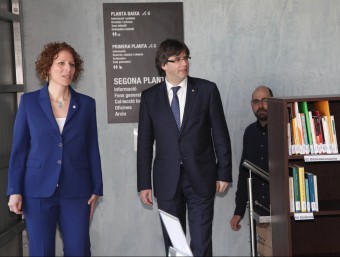 El president de la Generalitat, Carles Puigdemont, durant la inauguració aquest dissabte de la biblioteca d'Anglès JOAN SABATER