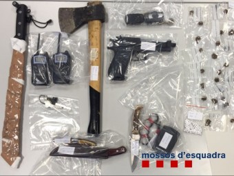 Diferents armes blanques i 24 peces de haixix comissades al presumpte autor dels trets contra agents dels Mossos d'Esquadra a Sant Adrià del Besòs MOSSOS D'ESQUADRA