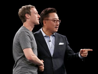 El creador de Facebook, Mark Zuckerberg, i el directiu de Samsung Dongjin Koh, durant la presentació del Galaxy S7, aquest diumenge a Barcelona REUTERS
