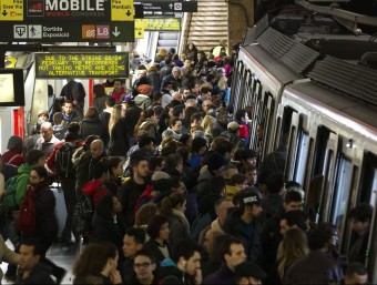 Aglomeracions al metro durant la vaga en hora punta EFE