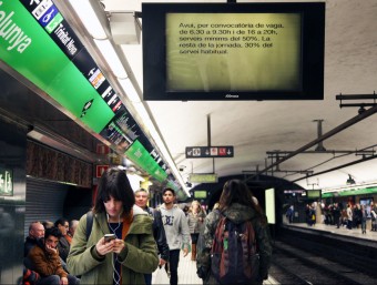 Una pantalla de l'estació de plaça Catalunya informa de la vaga de metro, aquest dilluns a Barcelona ELISABETH MAGRE