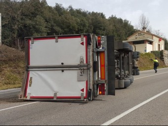 El camió accidentat al mig de la via ANTI-RADARS GARROTXA