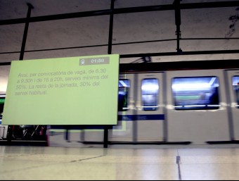 Un panell informa dels serveis mínims durant la vaga, aquest dilluns al metro de Barcelona ELISABETH MAGRE