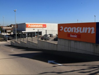 Una imatge recent del supermercat Consum de Sils, construït el 2009 entre el carrer Bastiments i les avingudes de la Selva i Països Catalans. Una sentència del TSJC el fa enderrocar. JOAN SABATER