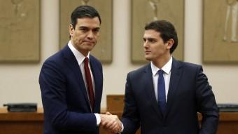 Pedro Sánchez i Albert Rivera, ahir a Madrid després de firmar l'acord juan medina / reuters