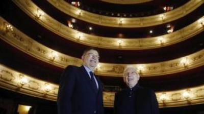 Ximo Puig i el cantant Raimon, ahir al Teatre Principal de València KAI FORSTERLING/EFE