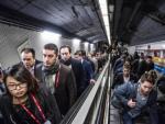 Ciutadans ahir al metro de Barcelona alguns amb la credencial del congrés de mòbils penjda del coll, sortint d'una andana JOSEP LOSADA