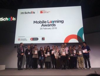 Els guanyadors dels Mobile Learning Awards en la foto de família que es van fer ahir en el Mobile World Congress, a la Fira de Barcelona EL PUNT AVUI