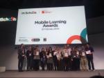 Els guanyadors dels Mobile Learning Awards en la foto de família que es van fer ahir en el Mobile World Congress, a la Fira de Barcelona EL PUNT AVUI