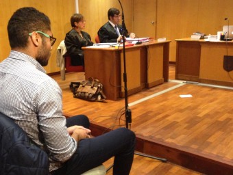 Busquets, ahir durant el judici celebrat al penal número 5 de Girona i, al fons, el seu advocat, Carles Monguilod G. P