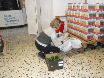 La fruita i la verdura formen part dels lots de menjar que la Creu Roja distribueix cada divendres a Montgat. M.M