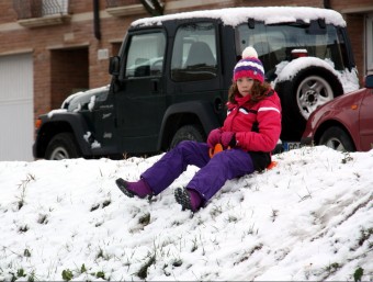 Una nena baixant de cul per la neu a Tàrrega ACN