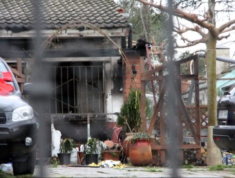 Pla general de la casa on hi ha hagut l'incendi i on es poden veure les restes que han quedat després de les flames ACN