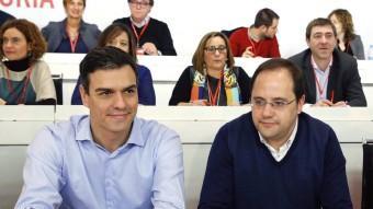 Pedro Sánchez, envoltat de la direcció del PSOE, en el comitè federal celebrat ahir a Madrid efe