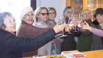 Les participants en la ruta ‘Dones d'Alella' brinden després de la vista amb un vi DO Alella EL PUNT AVUI