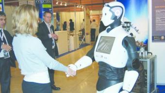 L'humanoide REEM-C. El robot REEM, de PAL Robotics, saluda una visitant de la fira Interpack de Düsseldorf, a Alemanya.  ARXIU ARXIU