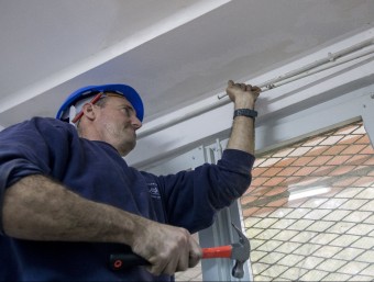 Un operari fent les obres de rehabilitació en un dels pisos de la Casa Bloc de Sant Andreu ALBERT SALAMÉ / ARXIU