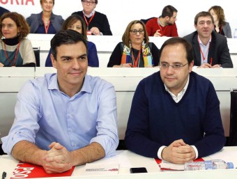Pedro Sánchez, envoltat de la direcció del PSOE, en el comitè federal celebrat ahir a Madrid efe
