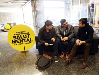 L'Àlex Martín, (dreta) en un dels actes de la campanya ‘Cap conversa pendent' a l'estació de Mundet ANDREU PUIG
