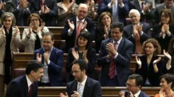 Els diputats del PSOE aplaudeixen Sánchez després del seu discurs d'investidura javier lizón / efe