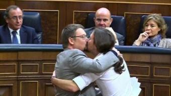 Xavier Domènech i Pablo Iglesias es fan un petó a la boca a l'hemicicle després de la intervenció del portaveu d'En Comú Podem  EFE / CHEMA MOYA