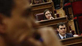 Albert Rivera observa a Pedro Sánchez des del seu escó durant la sessió d'ahireuropa press