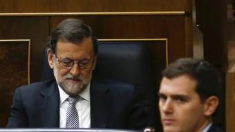 Albert Rivera passa davant de l'escó de Mariano Rajoy sense creuar la mirada després de defensar el pacte amb Sánchez ANDREA COMAS / REUTERS