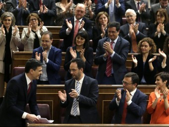 Els diputats del PSOE aplaudeixen Sánchez després del seu discurs d'investidura javier lizón / efe