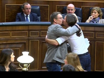 Xavier Domènech i Pablo Iglesias es fan un petó a la boca a l'hemicicle després de la intervenció del portaveu d'En Comú Podem  EFE / CHEMA MOYA