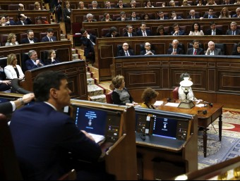 Mariano Rajoy mira Pedro Sánchez durant el debat d'investidura d'aquest dimecres EFE