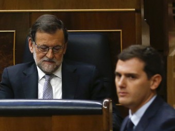 Albert Rivera passa davant de l'escó de Mariano Rajoy sense creuar la mirada després de defensar el pacte amb Sánchez ANDREA COMAS / REUTERS