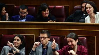 El grup de Podem, ahir en un moment del debat d'investidura al Congrés PIERRE-PHILIPPE MARCOU / AFP