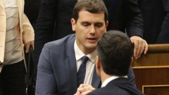 Albert Rivera saluda a Pedro Sánchez després de la investidura fallida de divendres EFE