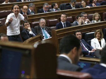 Pablo Iglesias es dirigeix a Pedro Sánchez abans de la primera votació d'investidura, dimecres passat EFE