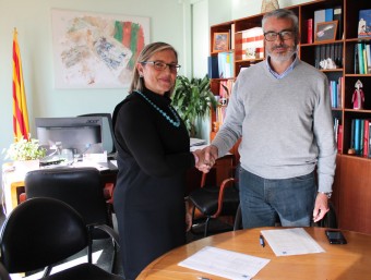 Montserrat Garrido i Josep Parada signen l'acord de govern ahir al migdia al despatx de l'alcaldia de l'Ajuntament de Sant Pol de Mar ESTER ROIG