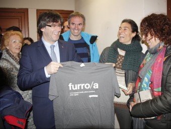 Carles Puigdemont va rebre una samarreta amb la paraula “Furro” de l'entitat que promou la parla pallaresa E.B. / ACN