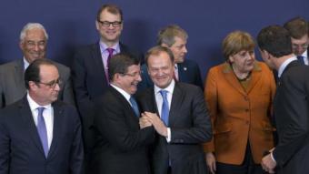 Donald Tusk, president del Consell Europeu, saludant efusivament el primer ministre turc, Ahmet Davutoglu, ahir a Brussel·les Olivier Hoslet/REUTERS