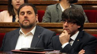 Oriol Junqueras i Carles Puigdemont en el ple sobre la pobresa al Parlament aquest dimecres ACN