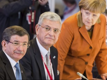 El primer ministre turc, Ahmet Davutoglu (esquerra), i la cancellera alemanya, Angela Merkel (dreta), aquest dilluns a la cimera UE-Turquia EFE