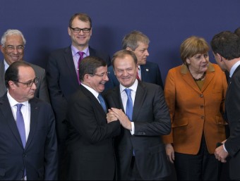 Donald Tusk, president del Consell Europeu, saludant efusivament el primer ministre turc, Ahmet Davutoglu, ahir a Brussel·les Olivier Hoslet/REUTERS
