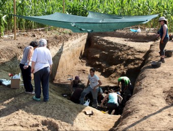 Un detall dels primers treballs arqueològics dut a terme al paratge de la Dou de la Vall d'en Bas. EL PUNT AVUI