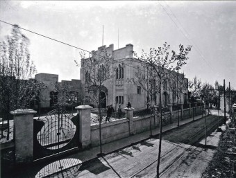 La Sala Albéniz de Tiana en una imatge històrica presa durant els anys vint del segle passat, on s'hi poden veure les vies del tramvia a tocar. J.M.T