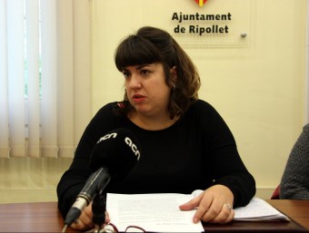 La tinent d'alcalde de Serveis Socials i Habitatge de Ripollet, Reyes Muñoz, en la roda de premsa d'ahir ACN