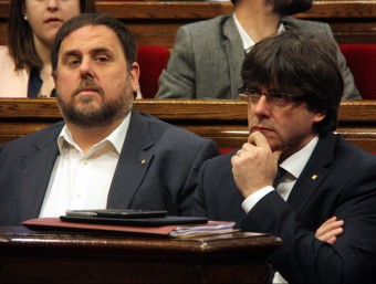 Oriol Junqueras i Carles Puigdemont en el ple sobre la pobresa al Parlament aquest dimecres ACN